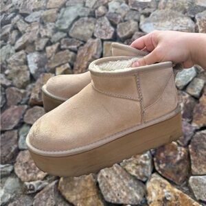 Ugg Classic SAND Mini Platform Suede Platforms Size 7 Women Pre-owned